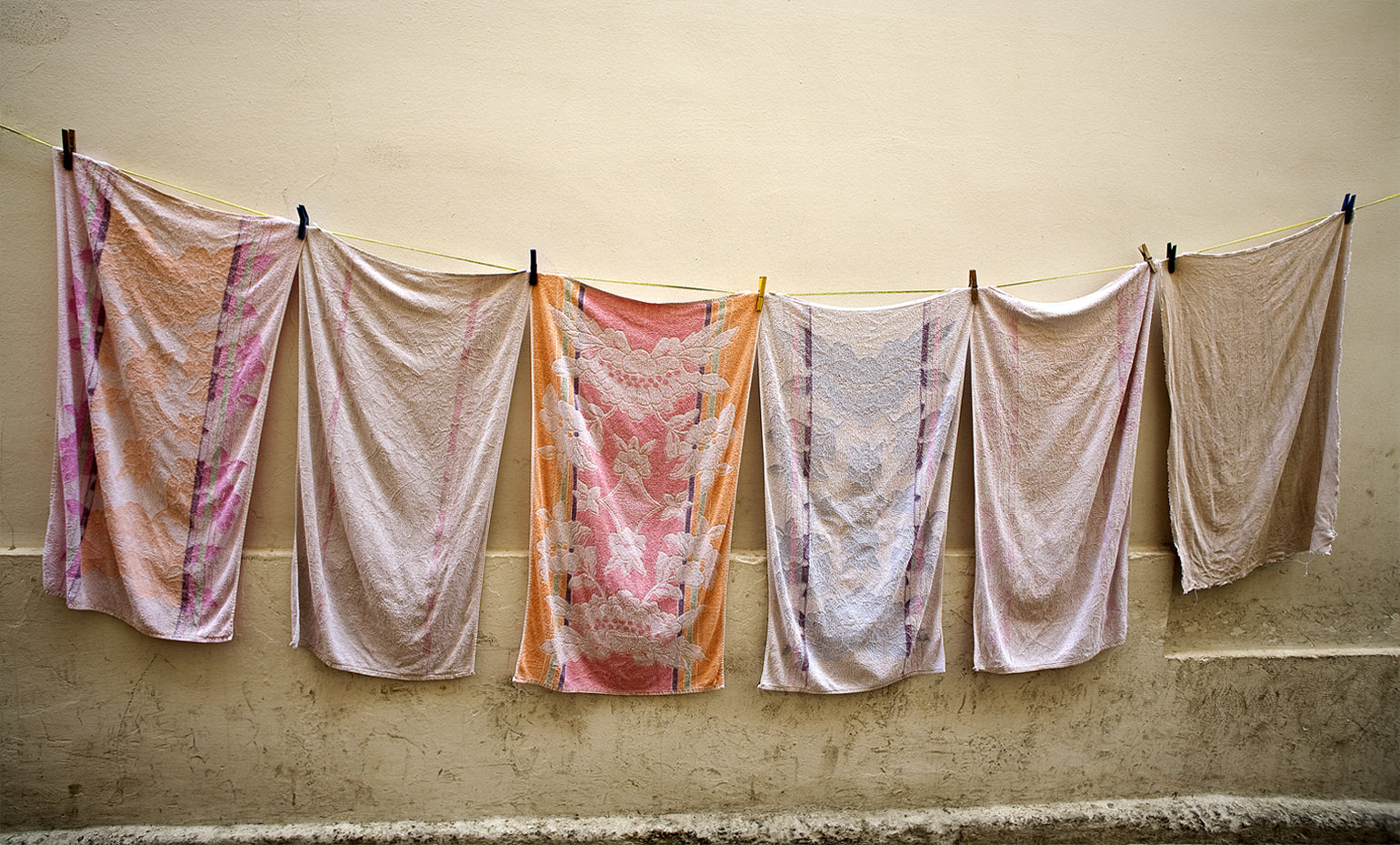 خمسة أخطاء تتسبب في إتلاف فوط الحمام