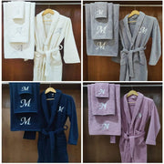 برنس الحمام المطرز الفاخر مع 3فوط مطرزة بالأحرف الأولي من جاكاردينا